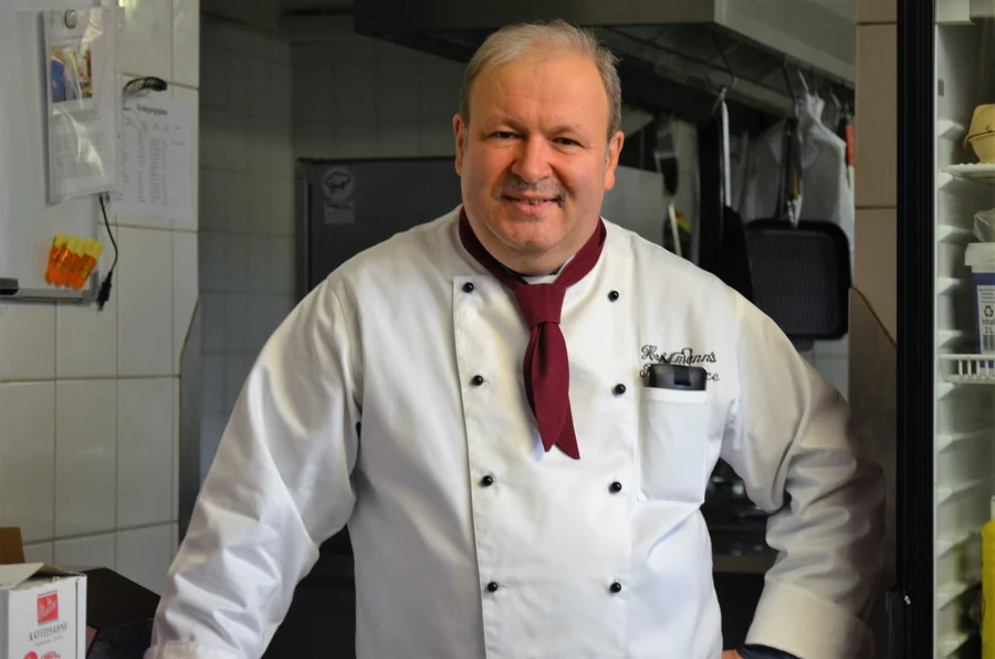 Anatoli Hoffmann in der Küche